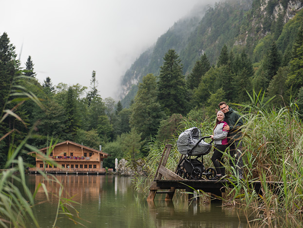 Familie im Urlaub im Alpbachtal mit Kinderwagen von My Junior