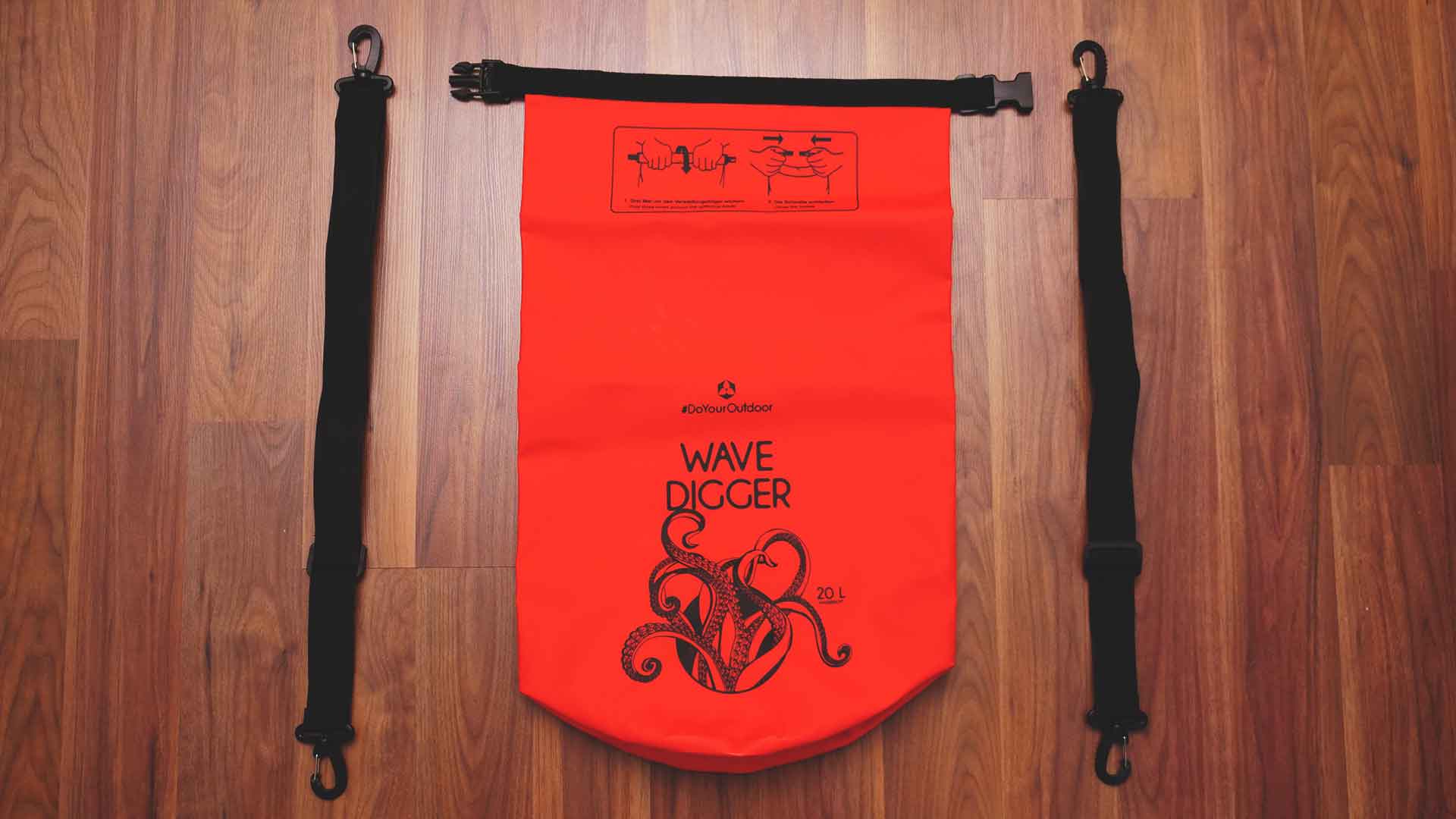 Backpacking Packliste Südostasien - Drybag, Trockentasche Krake (Wave Digger) mit 20 Liter Volumen in roter Farbe