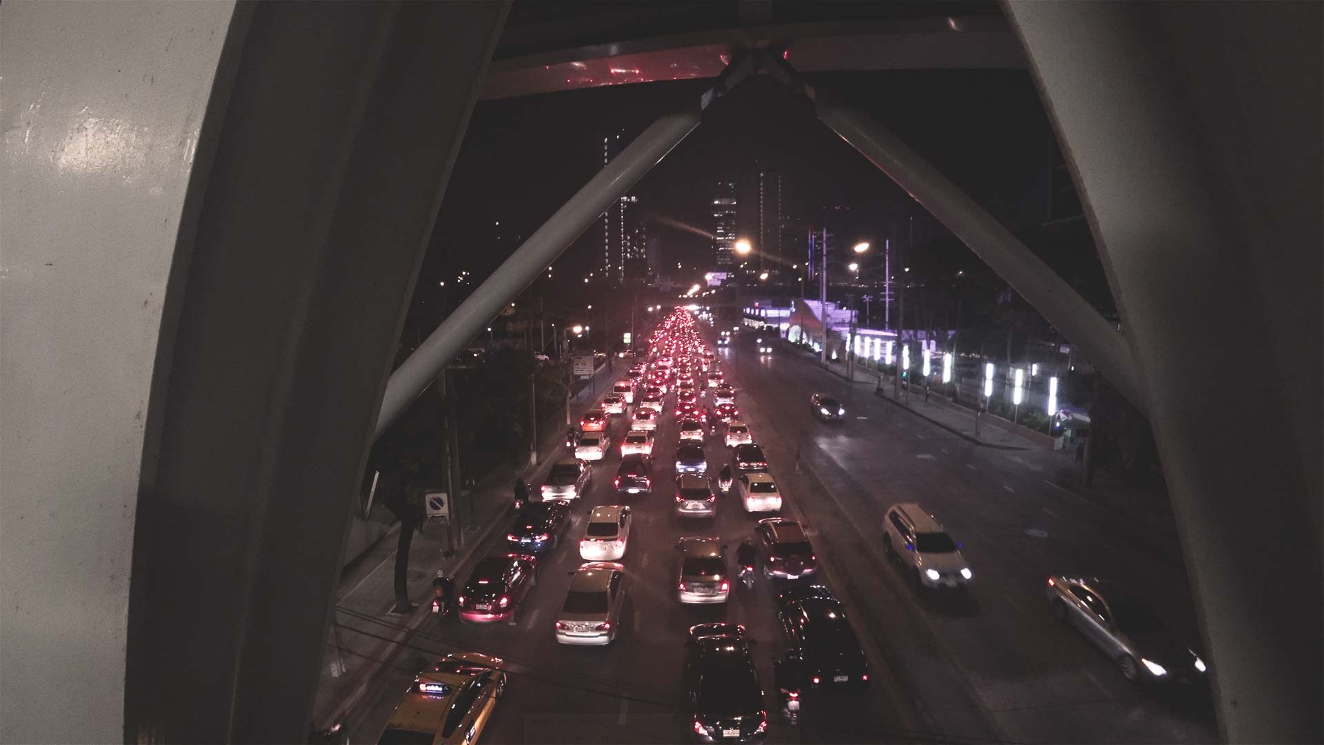Bangkok bei Nacht - Straßen und Autos in Thailand, Südostasien