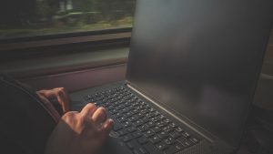 Blogging am Laptop während der Zugfahrt von Bangkok nach Chiang Mai
