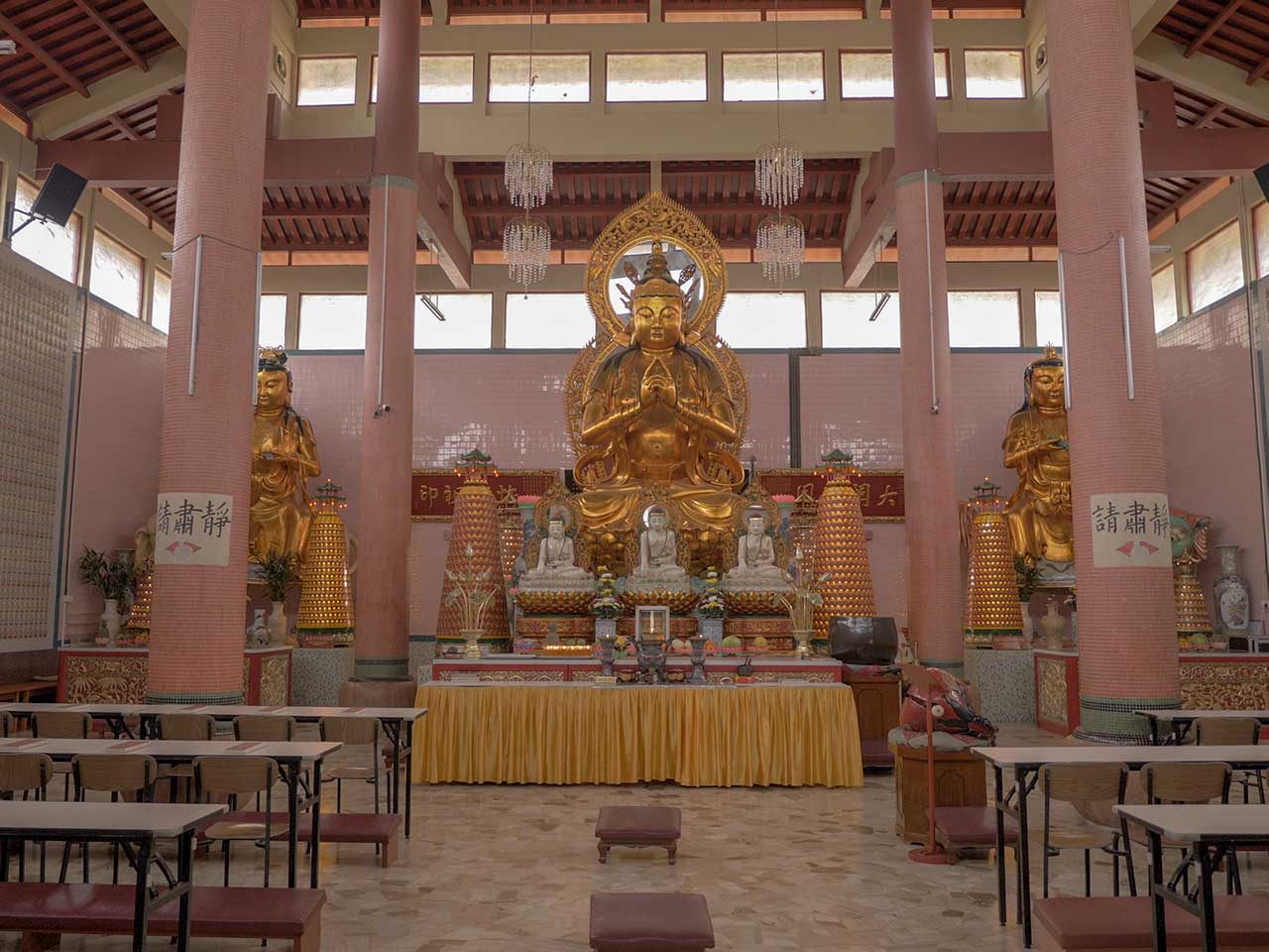 Sam Poh Tempel in den Cameron Highlands: Goldene Statuen