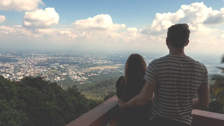 Aussicht auf Chiang Mai vom Doi Suthep mit Jasmin und Valentin