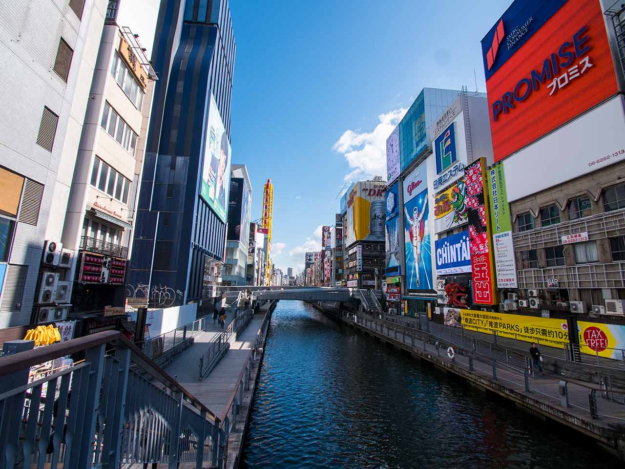 Dotonbori River in Osaka mit riesigen Werbetafeln