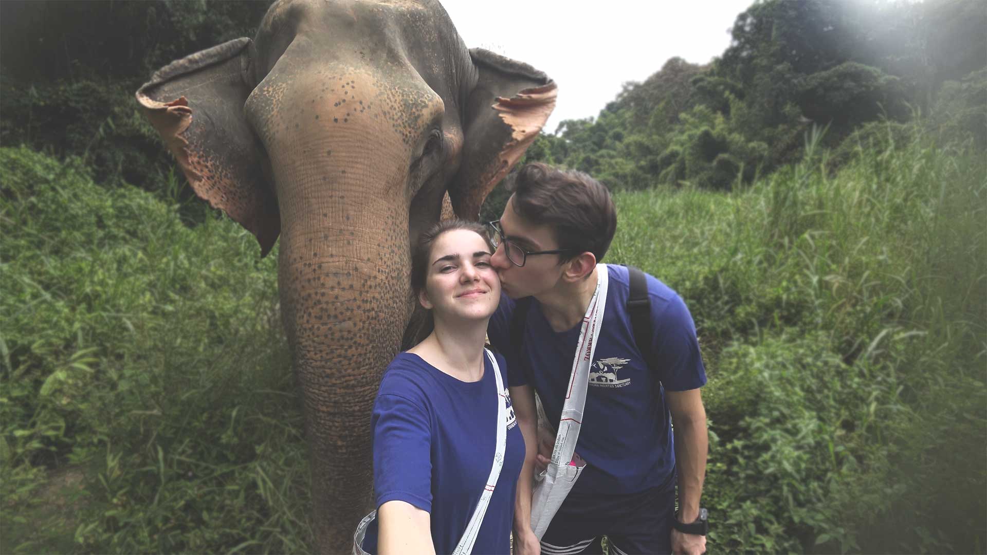Elefantentour - Chiang Mai Mountain Sanctuary - Trekking-Tour durch den Dschungel - Jasmin und Valentin neben einem Elefanten
