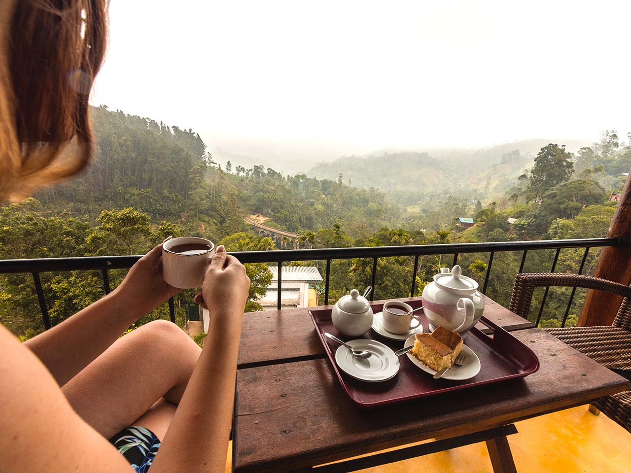Jasmin trinkt Tee in der Nine Arch Lodge in Ella, Sri Lanka