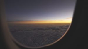 Sonnenaufgang im Flugzeug vor der Landung in Bangkok