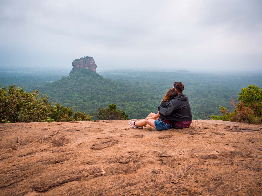 Pidurangala Rock - Aussicht auf den Sigiriya mit Jasmin und Valentin