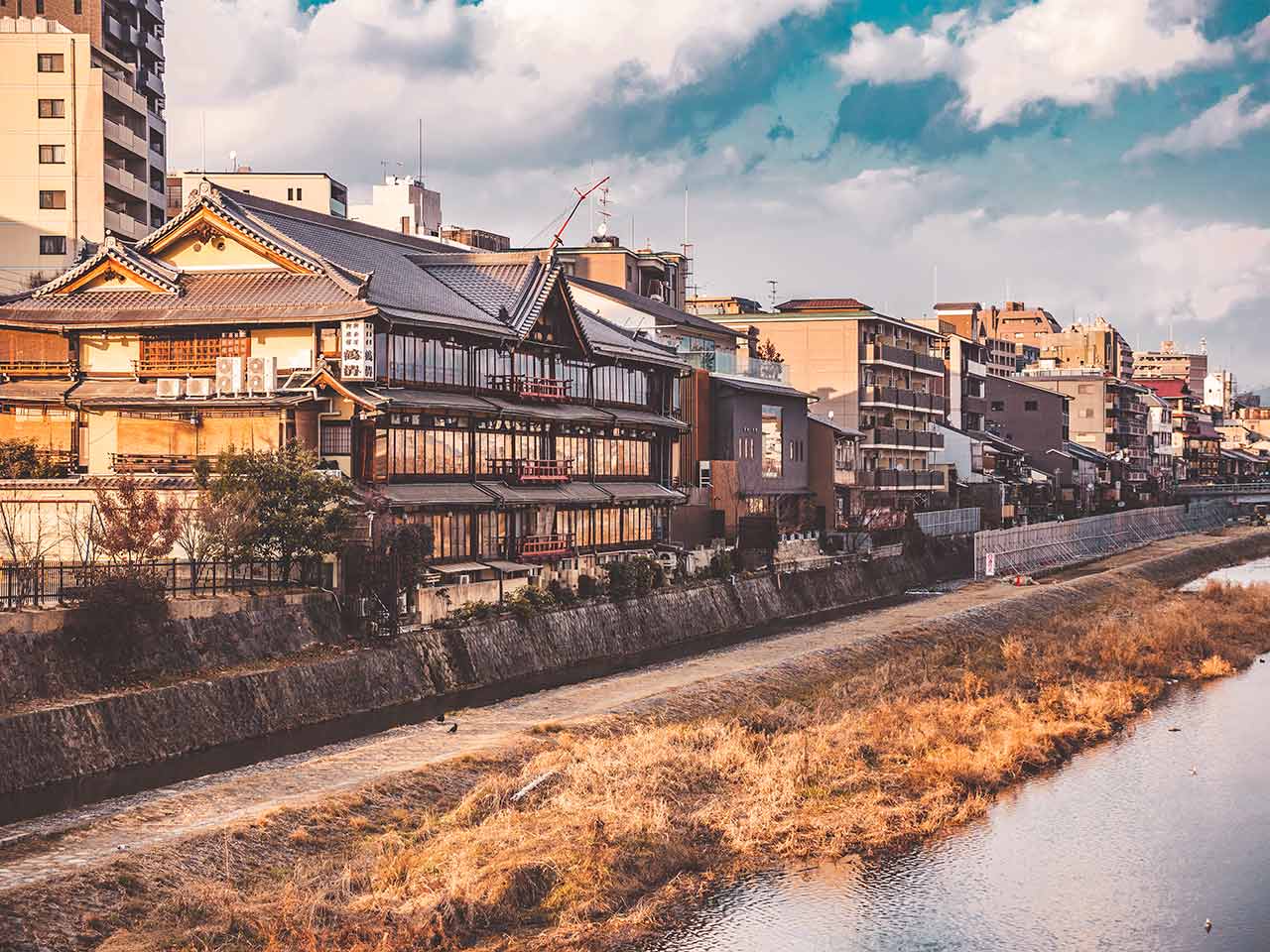 Kamogava River mit traditionellen Gebäuden in Kyoto Japan