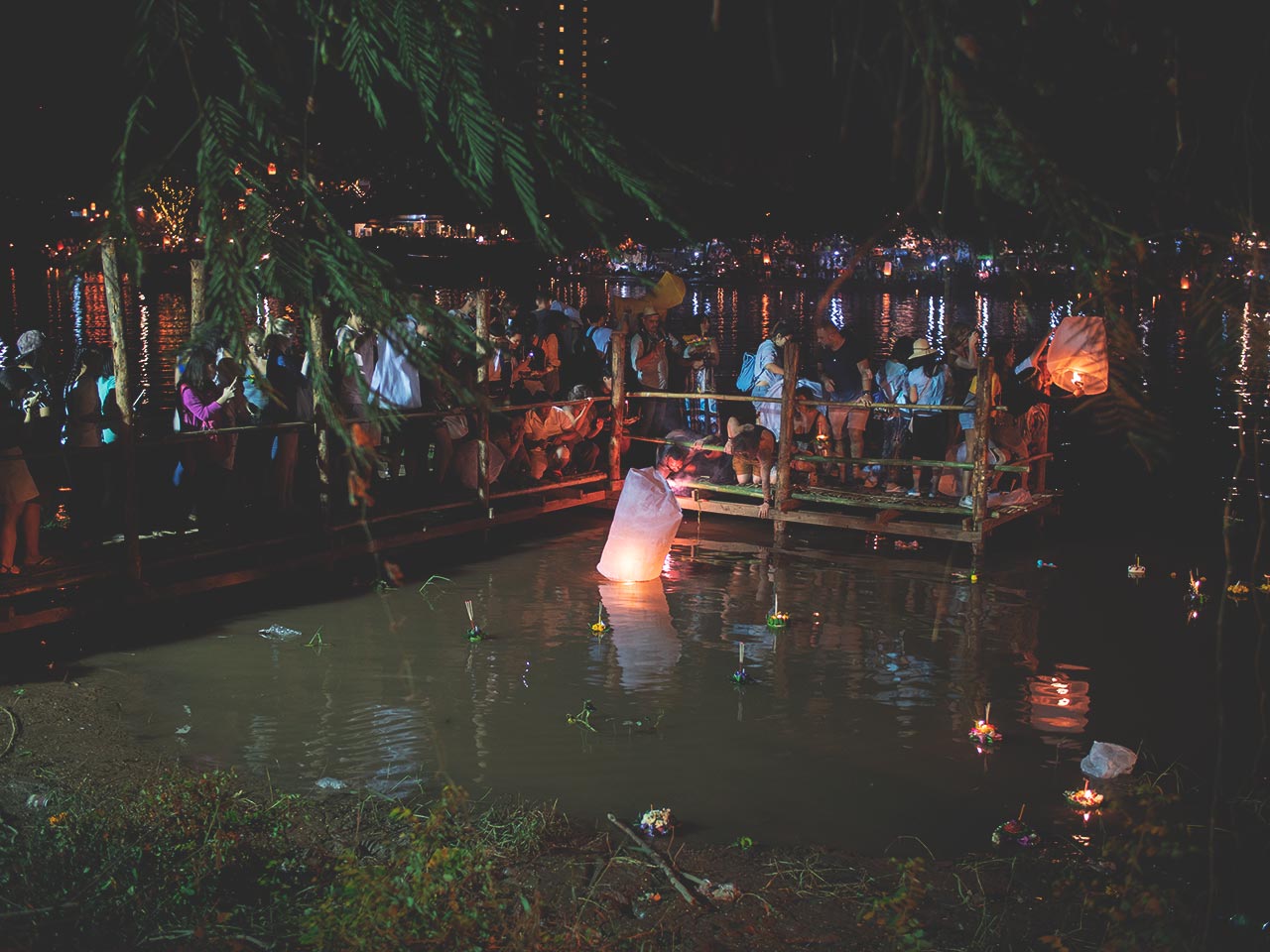 Loy Krathong Festival in Thailand - Krathong fällt in den Fluss