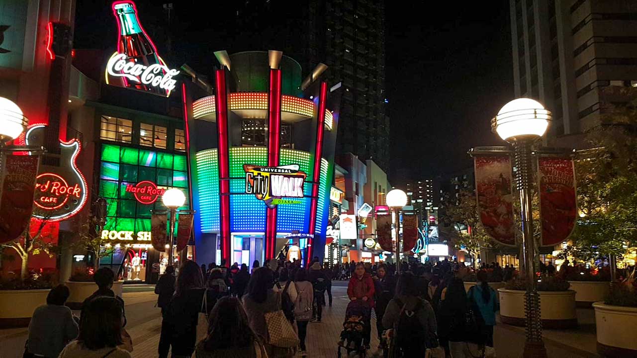 City Walk und Hard Rock Cafe in Osaka bei Nacht