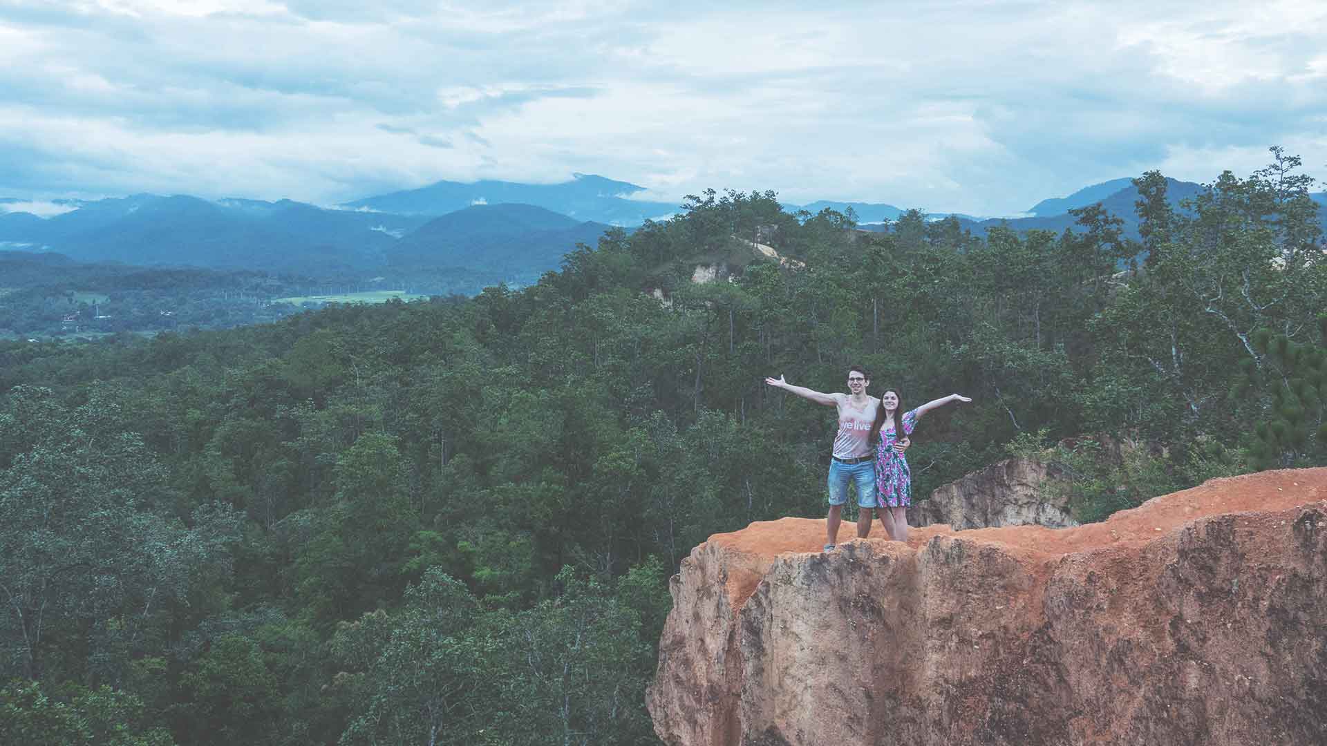 Pai Canyon - Jasmin und Valentin vor dem Abgrund am Pai Canyon mit Aussicht auf Landschaft und Gebirge