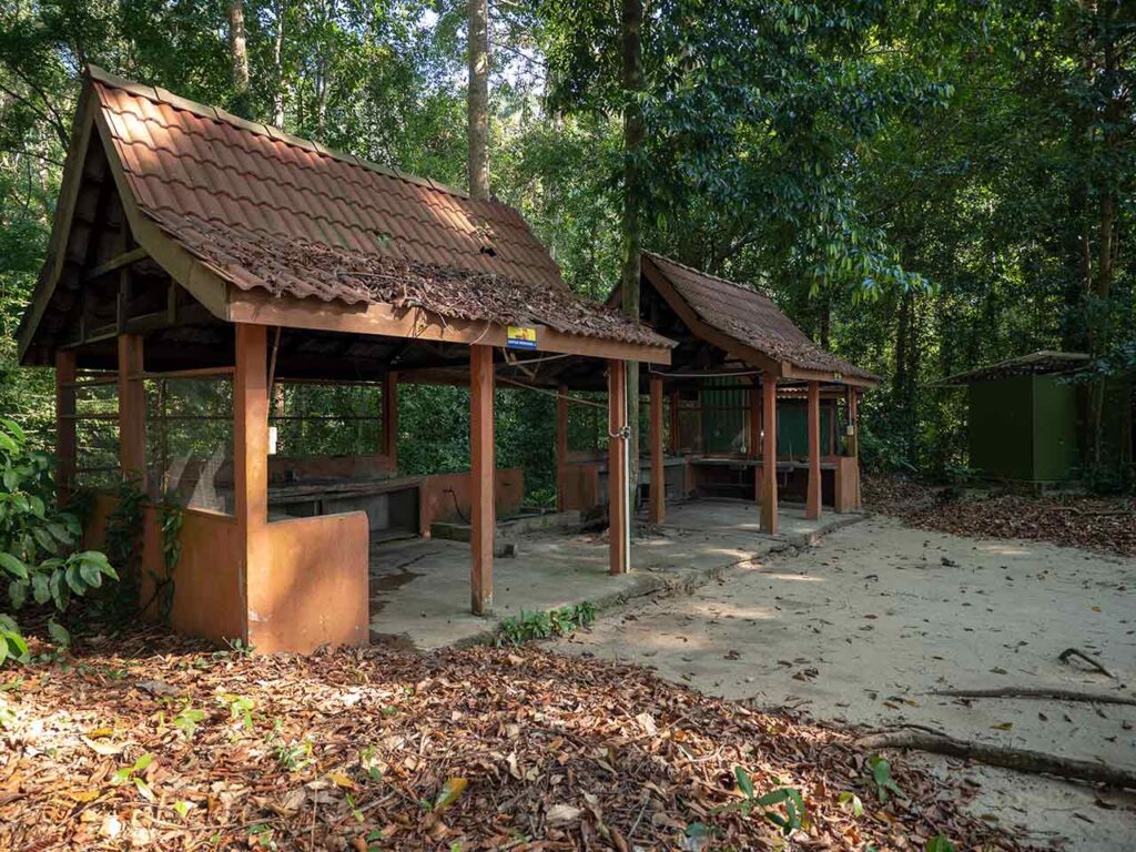 Kochstelle auf dem Campingplatz im Penang Nationalpark
