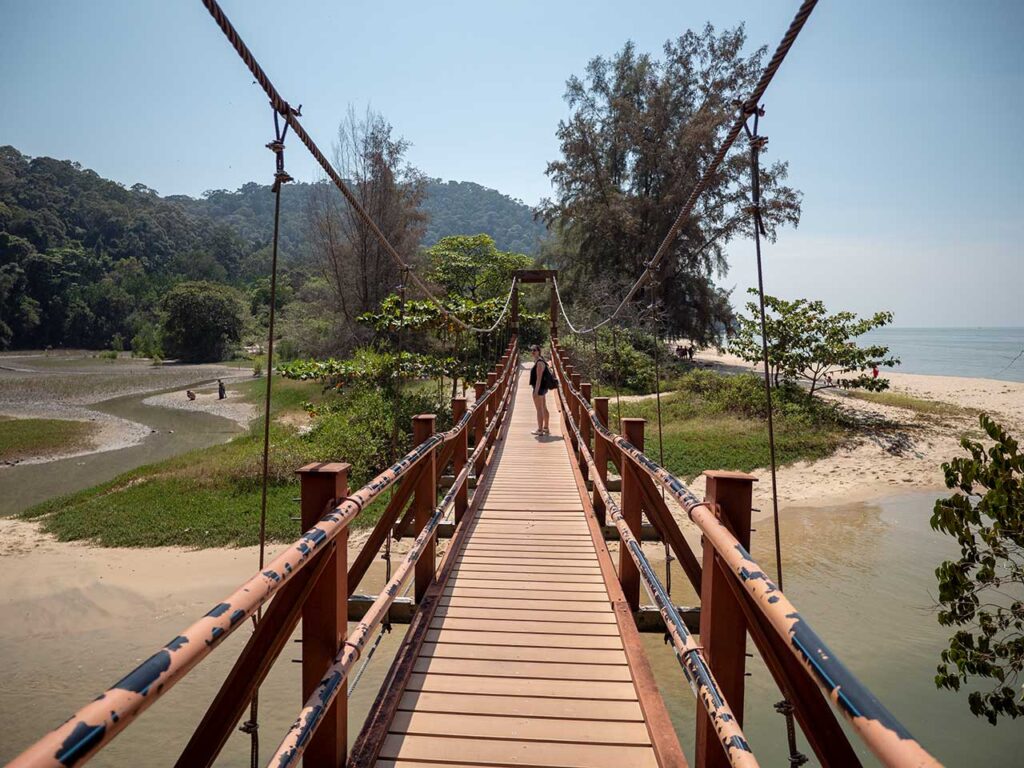 Hängebrücke im Penang Nationalpark: Zwischen See und Meer