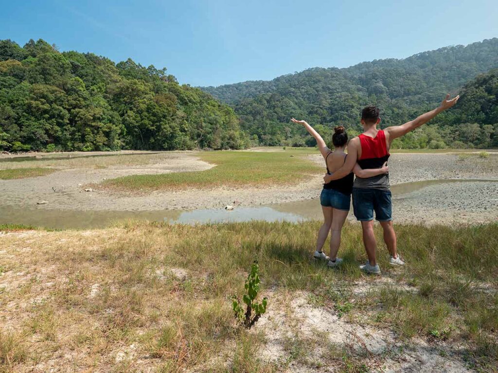 Valentin und Jasmin am Meromiktik See im Penang Nationalpark