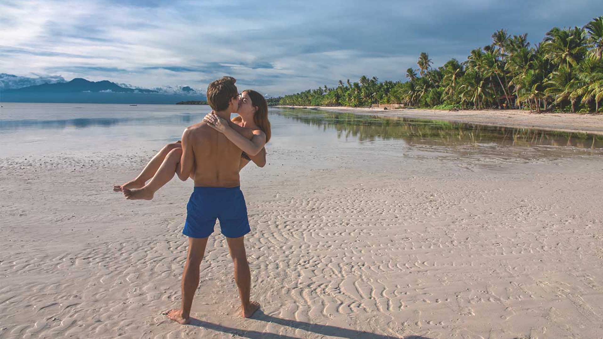 Philippinen Reisetipps: Jasmin und Valentin am Strand von Siquijor