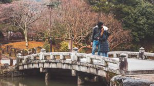 Valentin und Jasmin auf einer Brücke in Kyoto, Japan