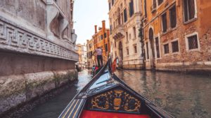 Gondel Fahrt durch den Kanal von Venedig
