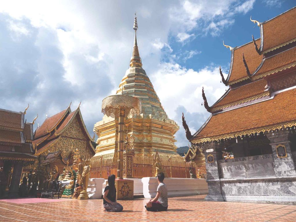 Wat Phra That Doi Suthep - Jasmin und Valentin vor dem Tempel