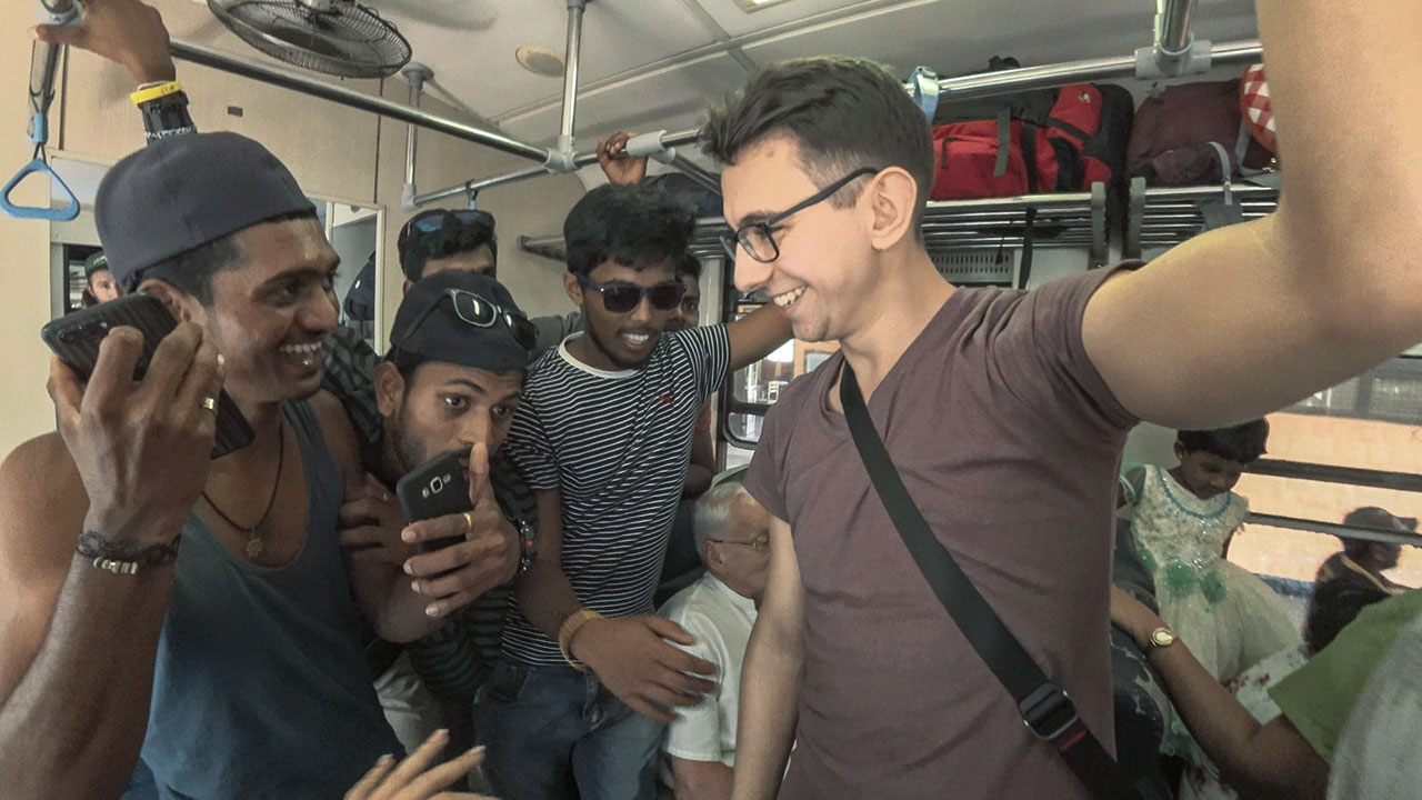 Valentin und ein paar Singhalesen hören Musik im Zug von Kandy nach Ella in Sri Lanka
